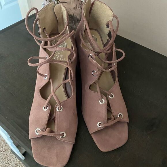 Vince Camuto Leather Heels (size 9) - Picture 3 of 6